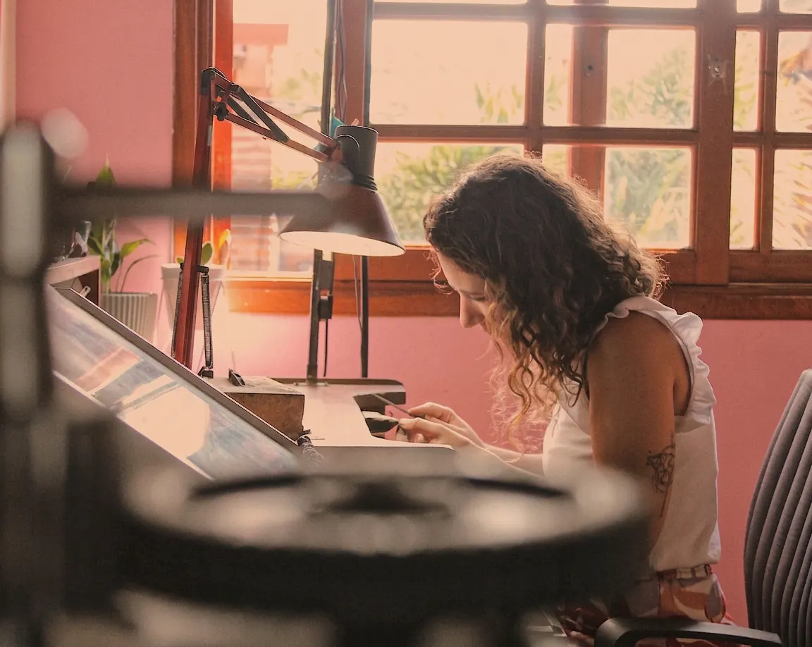 Vero Bentancort creando una joya artesanal en el taller