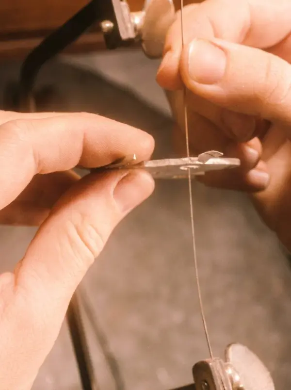 Calando una pieza de plata con sierra de joyería