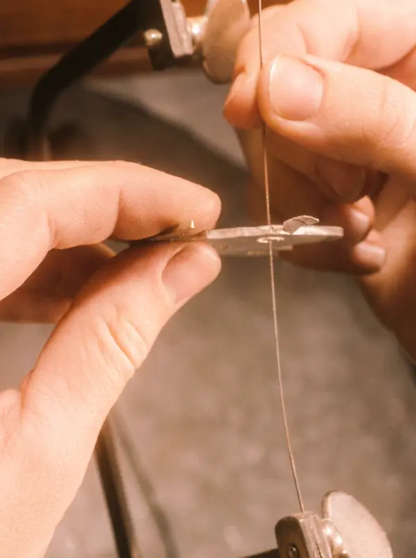 Calando una pieza de plata con sierra de joyería
