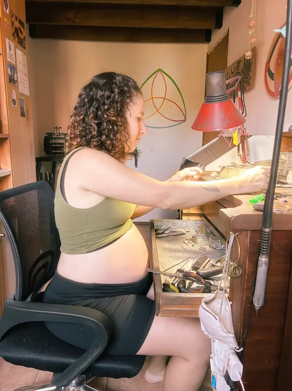 Vero trabajando en su mesa de orfebrería