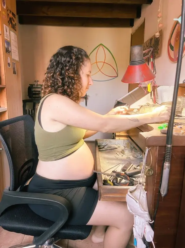 Vero trabajando en su mesa de orfebrería
